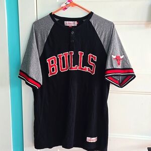 Chicago Bulls Mitchell Ness two button shirt sz XL runs small Will Fit Large